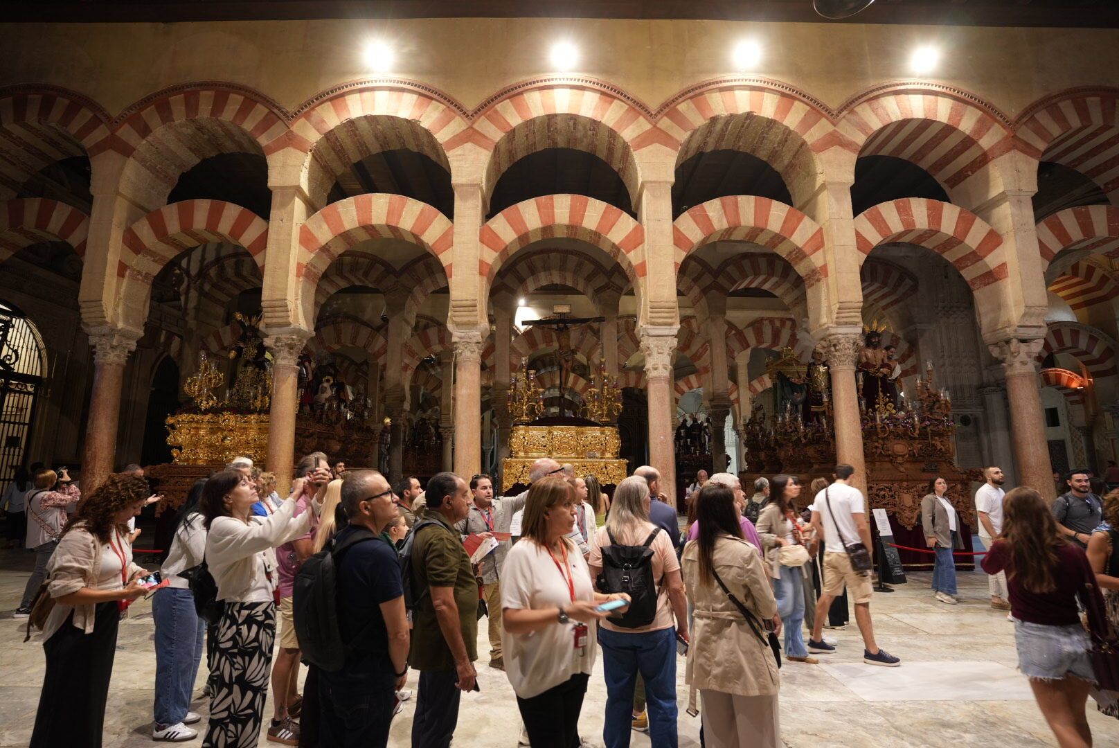 La imágenes del Magno Vía Crucis expuestas en la Mezquita Catedral