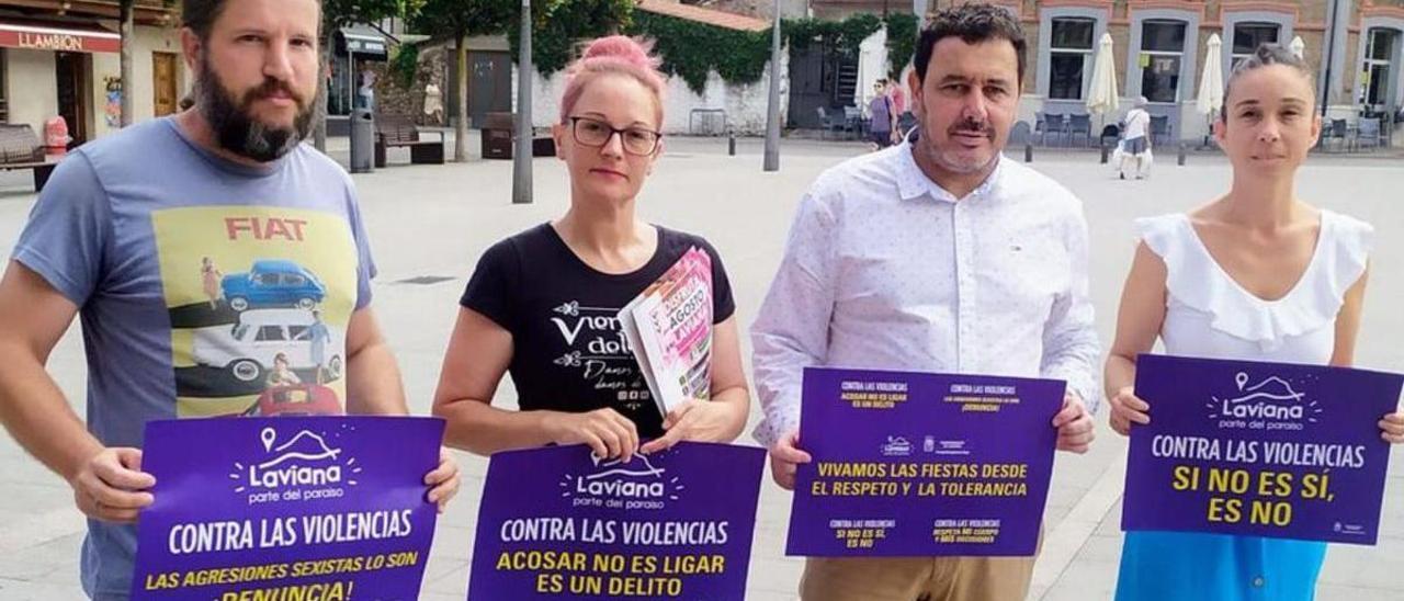 Por la izquierda, Pablo Vázquez, Rocío Fonseca, Julio García y Jacoba García, en la presentación de la campaña de puntos violeta.