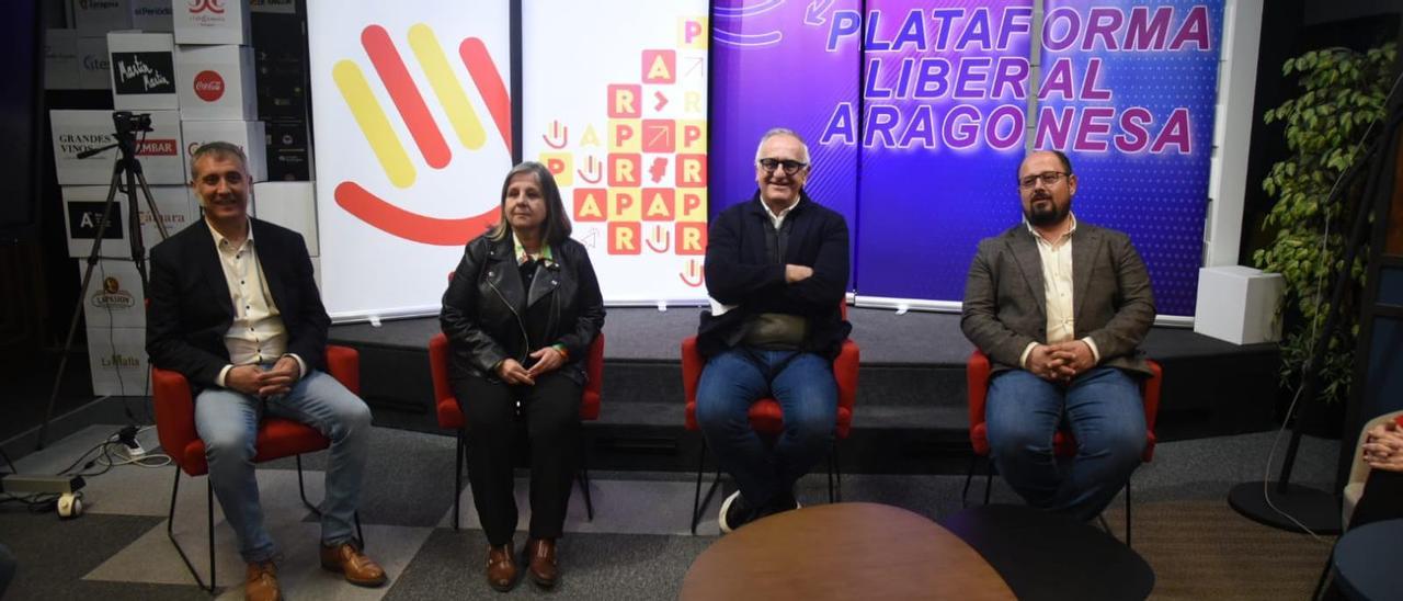 Ramiro Domínguez, Beatriz García, Clemente Sánchez-Garnica y Alberto Izquierdo, en la presentación de su acuerdo electoral en la Cámara de Comercio de Zaragoz.