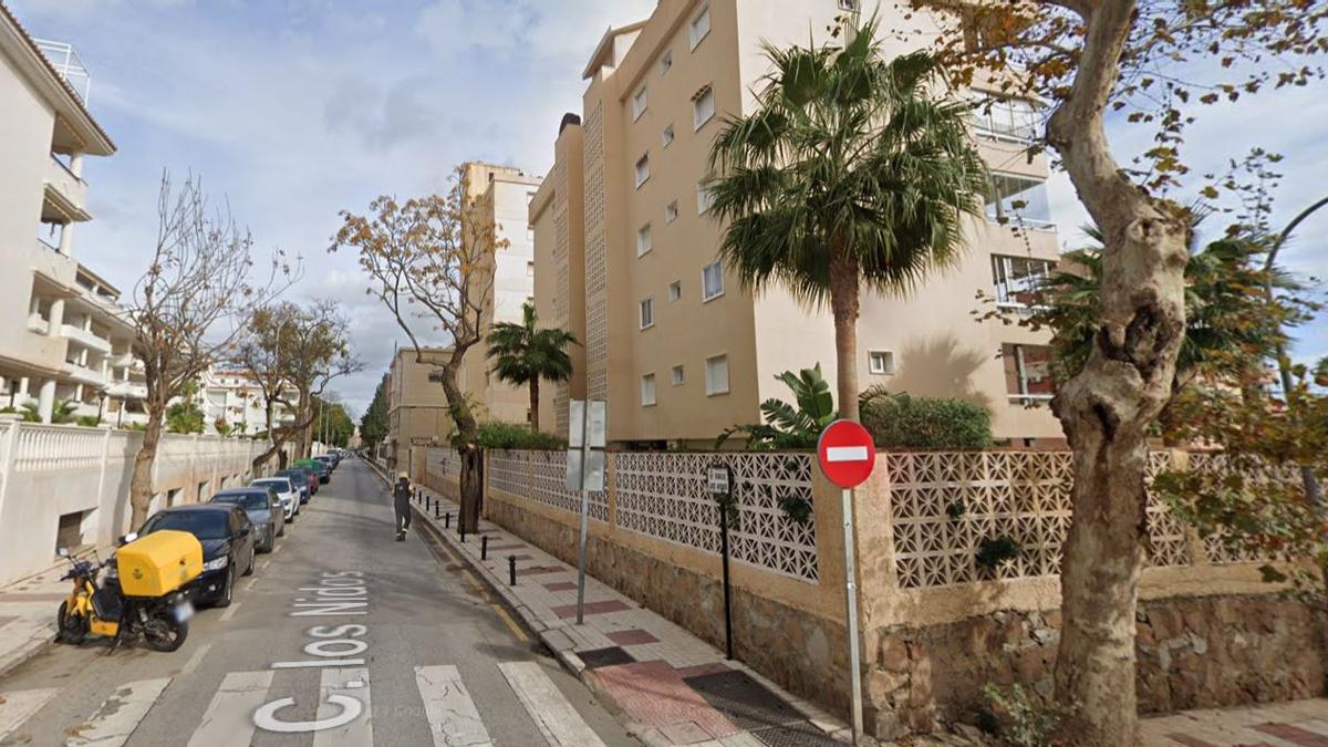 Calle Los Nidos, en Torremolinos, donde ha fallecido un hombre atrapado entre un coche y un muro,