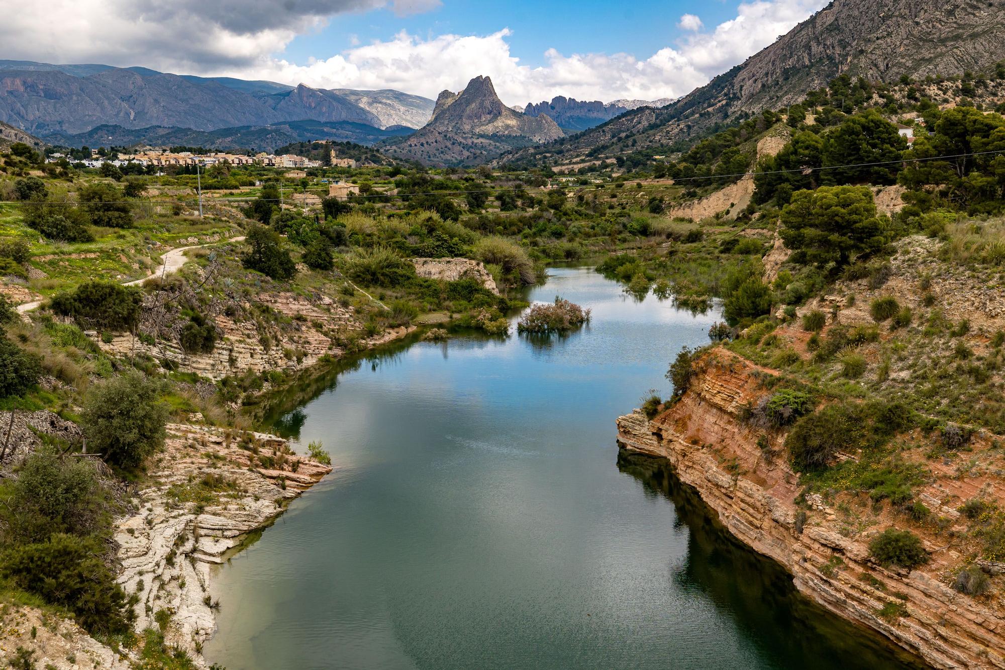 El embalse del Amatorio Orxeta llega casi al 84% y sigue entrando agua, lo que podría hacer que se abrieran las compuertas en unos días si se llega al tope | Los regantes tienen garantizada el agua de riego para los próximos meses