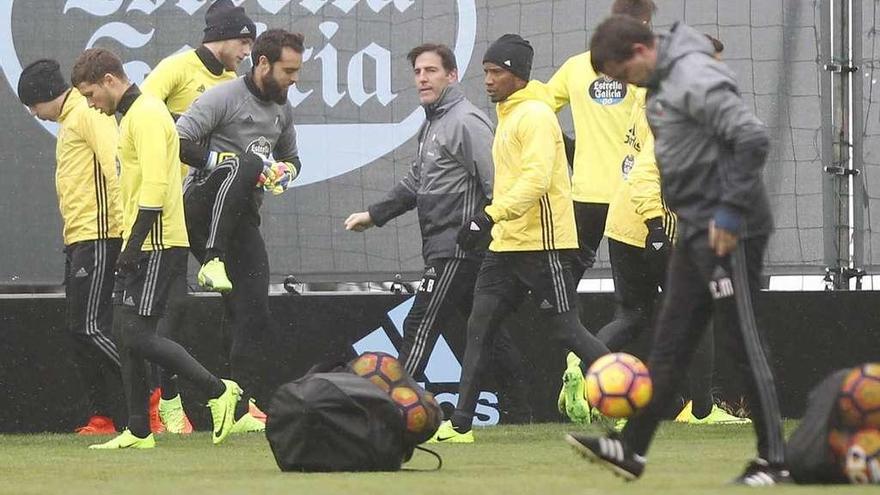 Eduardo Berizzo, en el centro en segundo plano, observa las evoluciones de sus jugadores. // Ri. Grobas