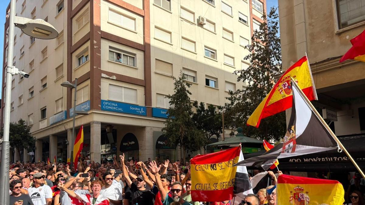 PROTESTAS EN CEUTA | Centenares de ceutíes marchan contra la gestión del Gobierno de la crisis migratoria