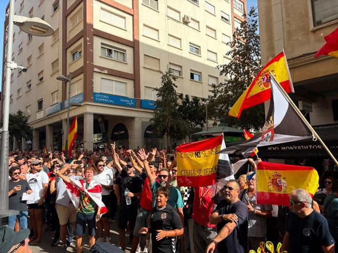 Centenares de ceutíes marchan contra la gestión del Gobierno de la crisis migratoria