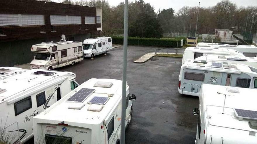 Llegada de las primeras autocaravanas a Luintra. // FdV