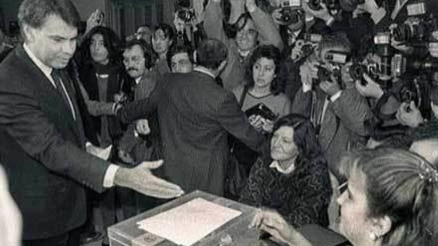 El expresidente Felipe González, votando en el referéndum de la OTAN, en marzo de 1986.
