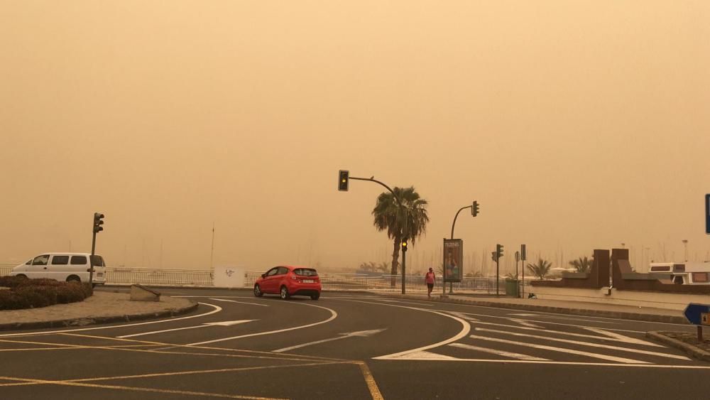 La calima tapona el cielo de Canarias