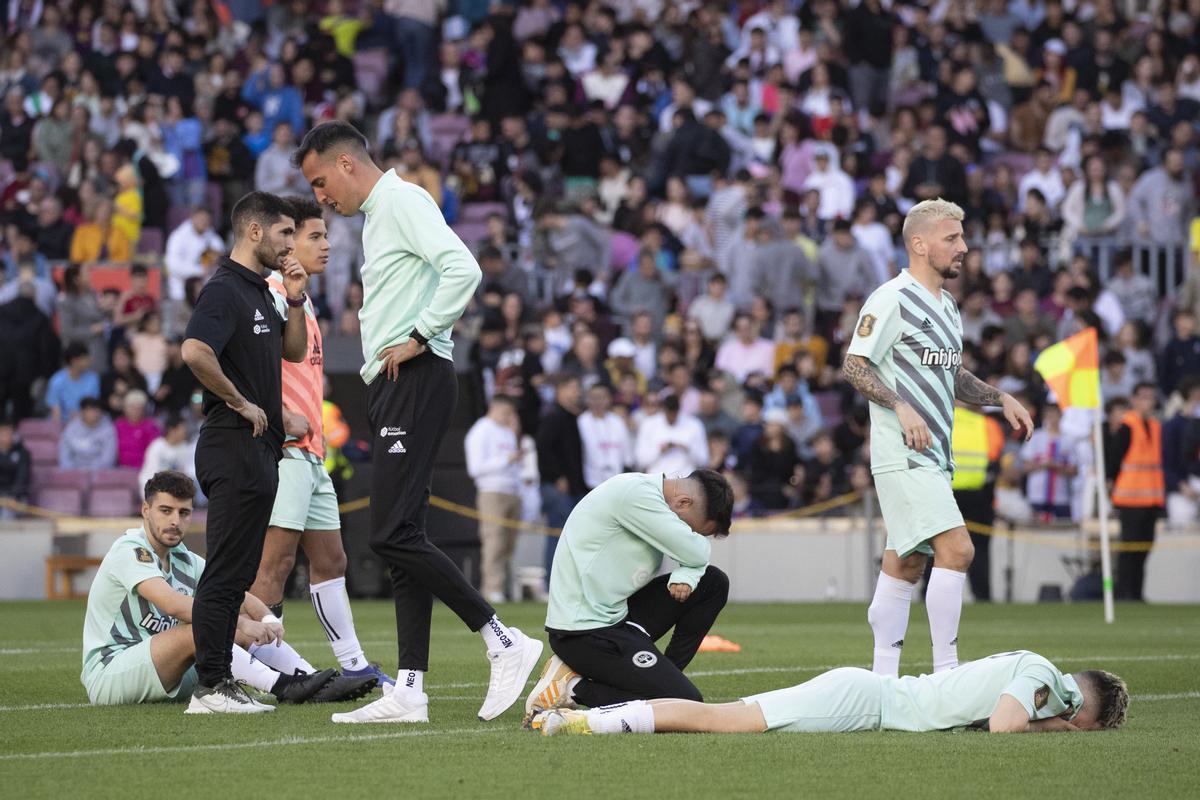 BARCELONA, 26/03/2023.- Jugadores de Los Troncos se lamentan tras perder el paso a la final ante los Aniquiladores en el evento de la Kings League, una competición de Fútbol 7 transmitida en su totalidad por streaming que se celebra este domingo ante 90.000 espectadores en el Spotify Camp Nou, en Barcelona. EFE/Marta Pérez