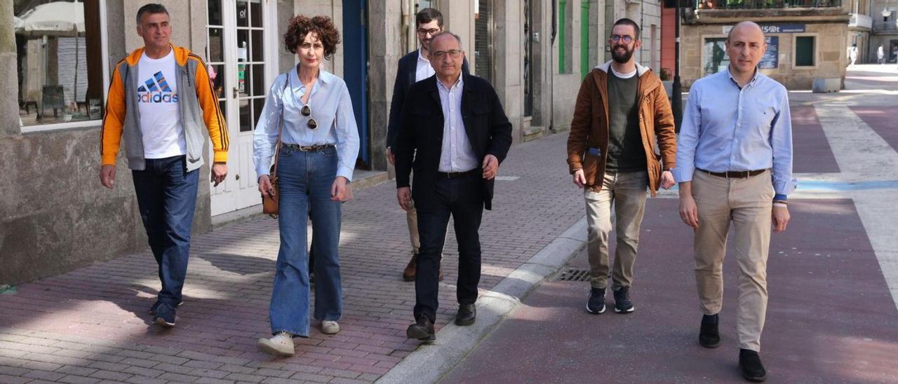 José Enrique Sotelo, rodeado de varios miembros de la candidatura del Partido Popular. |   // SANTOS ÁLVAREZ