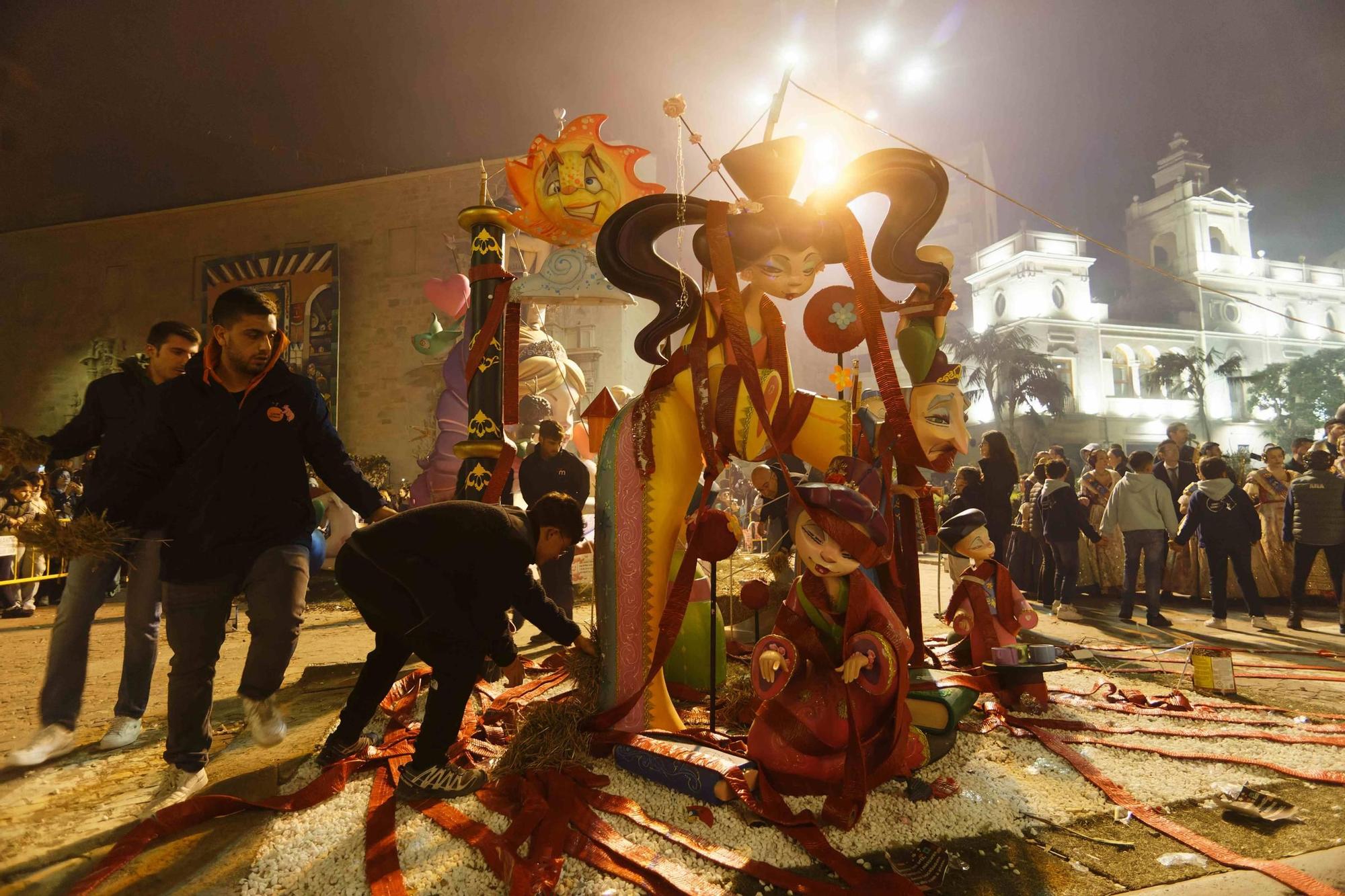 Galería de fotos de la 'cremà' de las Fallas de Burriana 2024