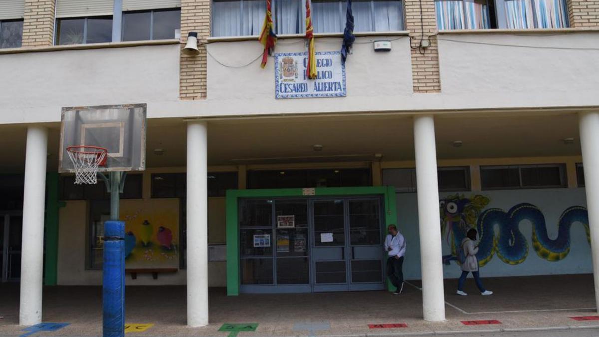 Imagen de archivo del acceso al colegio Cesáreo Alierta, en Zaragoza. | ÁNGEL DE CASTRO