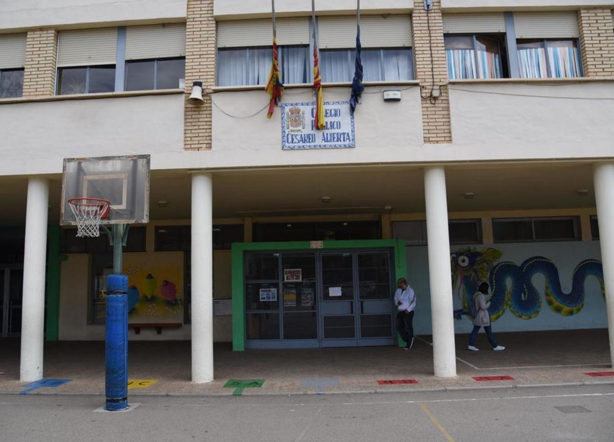 Imagen de archivo del acceso al colegio Cesáreo Alierta, en Zaragoza. | ÁNGEL DE CASTRO