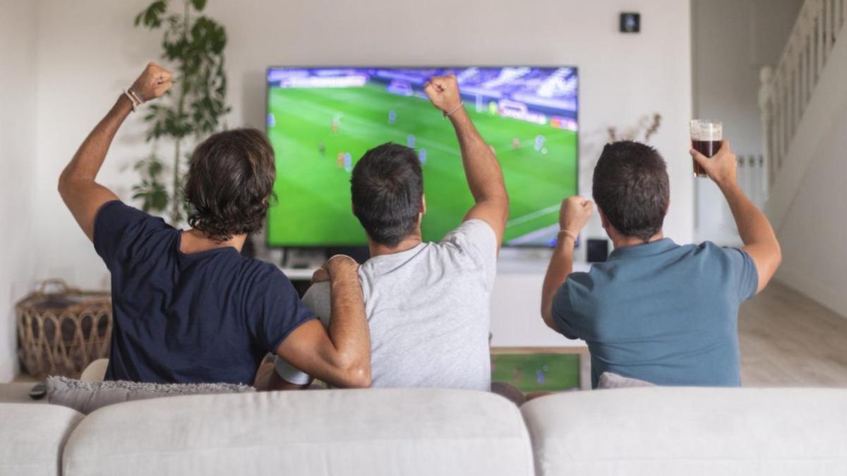 Grupo de amigos viendo un partido del Mundial
