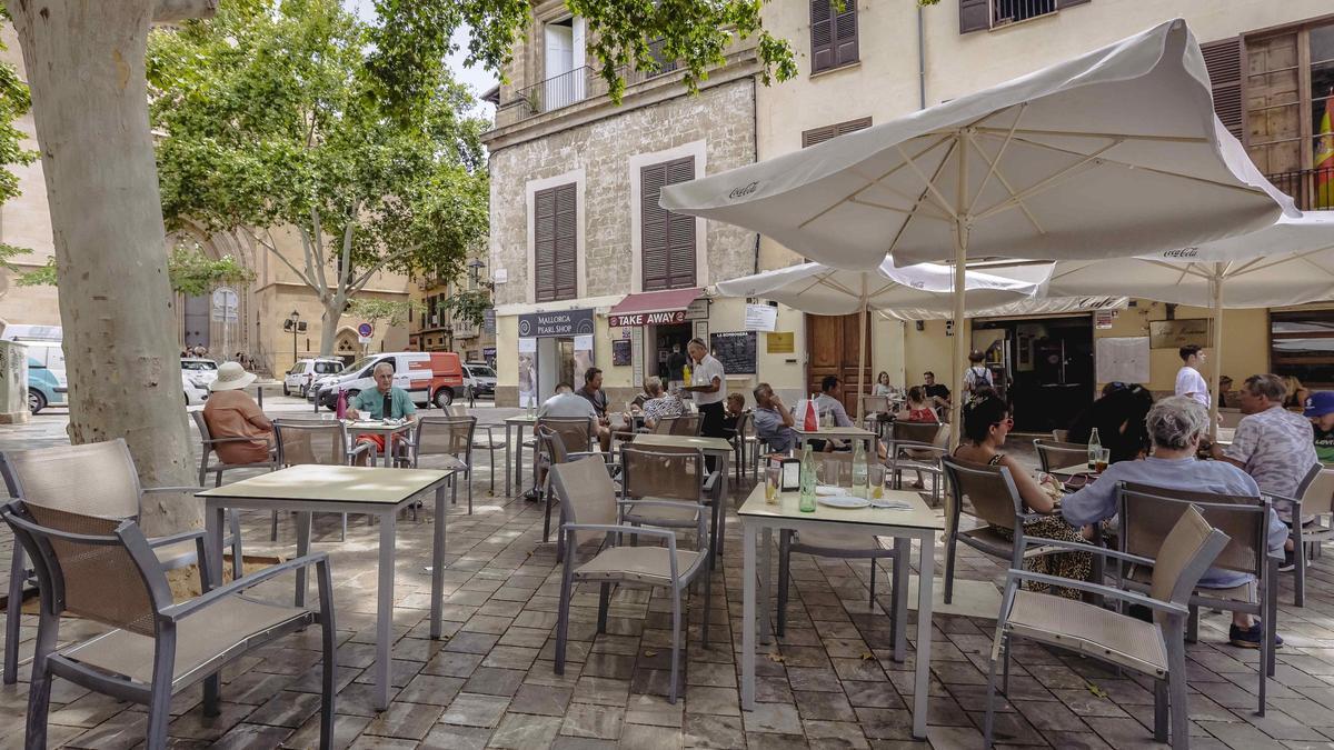 Clientes disfrutando de sus consumiciones en una terraza de Palma este verano.