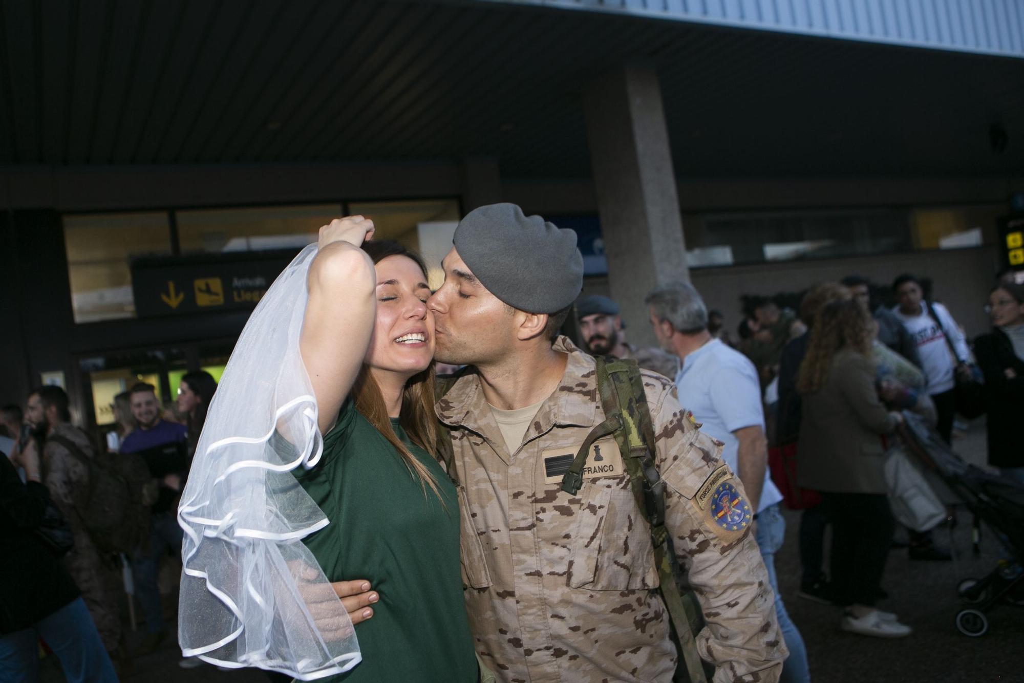 Emocionante llegada al aeropuerto de Asturias de los militares que regresaron de Mali
