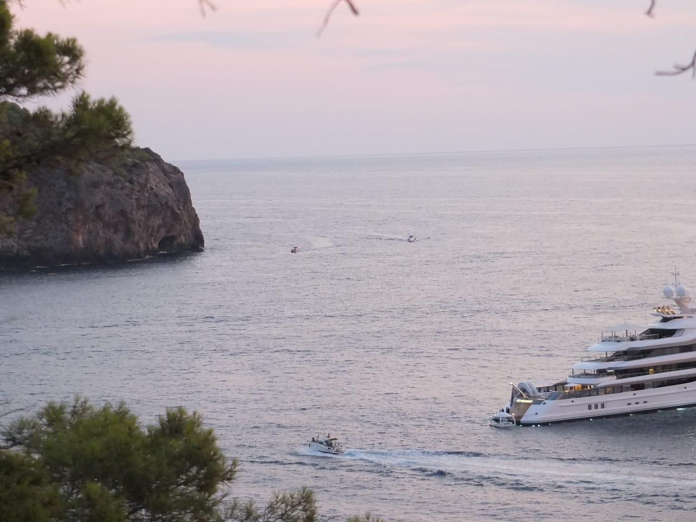 FOTOS | Una avioneta se precipita al mar en el Port de Sóller