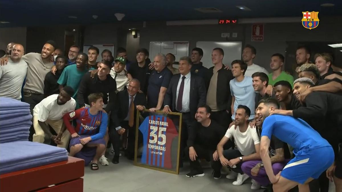 El Barça homenajea a Carlos Naval por sus 35 temporadas como delegado del primer equipo