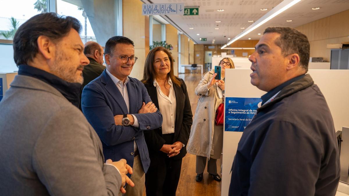 El conselleiro José González y Ana Ortiz, en la oficina integral de retorno de Vigo.