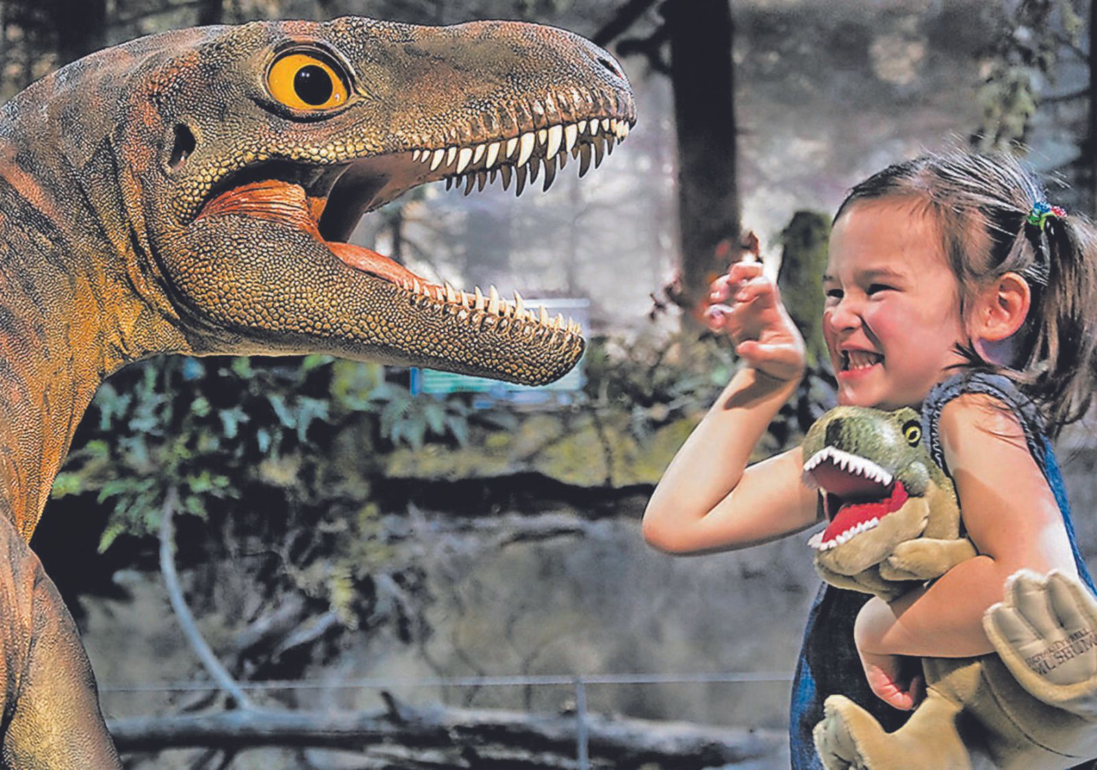 Eine junge Besucherin will es wissen: Sie stellt sich dem Wettbrüllen mit einem Urzeit-Reptil in der Schau „Dinosaur Tours“.
