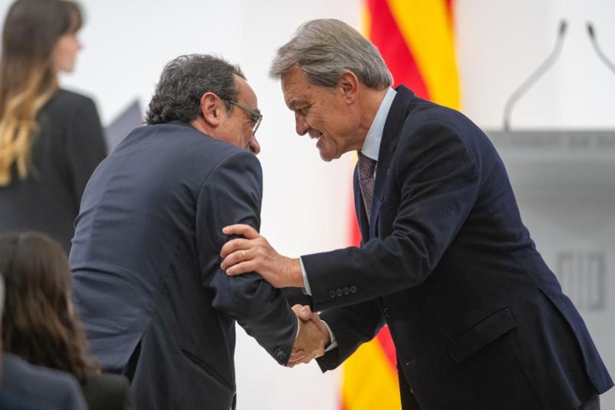 El presidente del Parlament, Josep Rull saluda al expresidente de la Generalitat de Catalunya, Artur Mas, durante el 10 aniversario del 9N, en el Parlament de Cataluña.