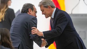 El presidente del Parlament, Josep Rull saluda al expresidente de la Generalitat de Catalunya, Artur Mas, durante el 10 aniversario del 9N, en el Parlament de Cataluña.