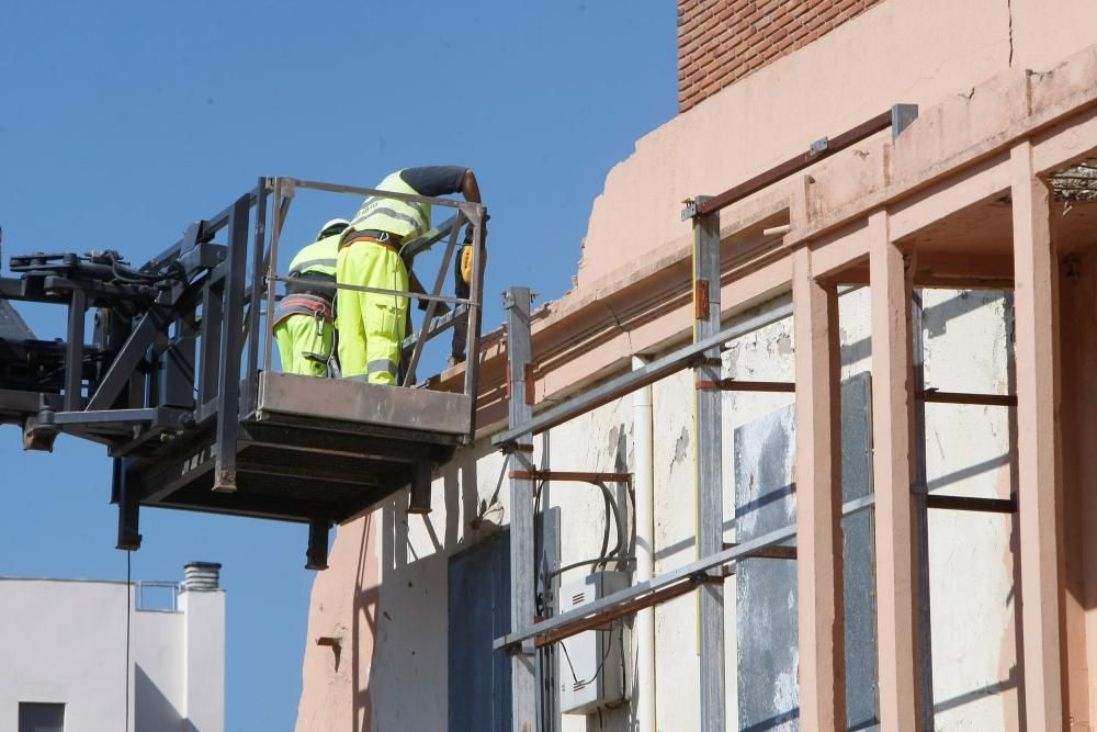 Comienza el derribo del edificio de La Feria