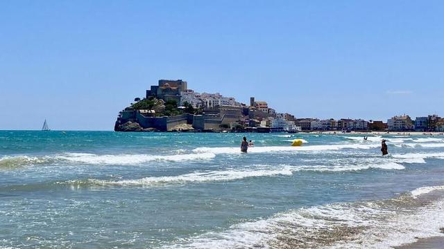 La playa Norte es la más conocida, cuyo arenal comienza a los pies de las murallas y se extiende por toda la bahía.