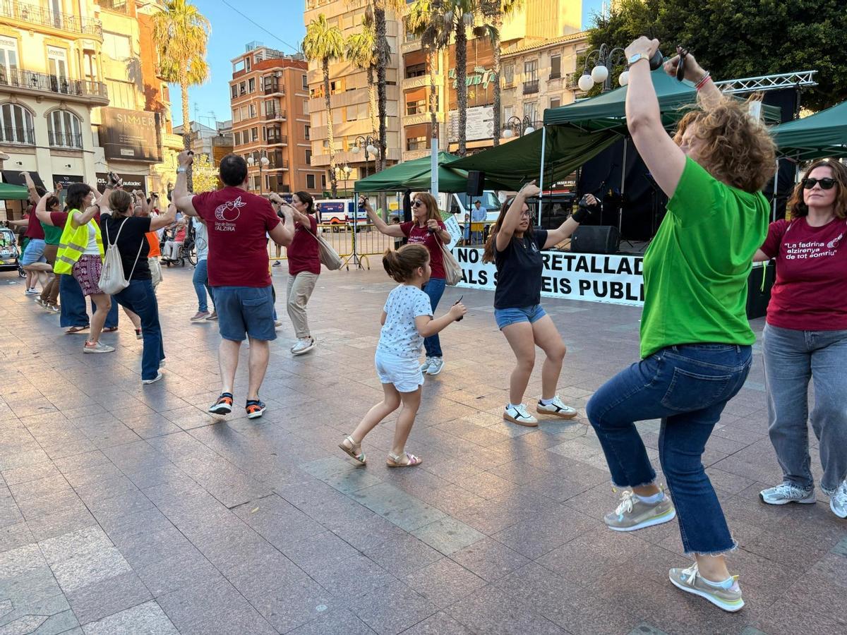 Actuación de algunos integrantes del Grup de Danses d'Alzira.