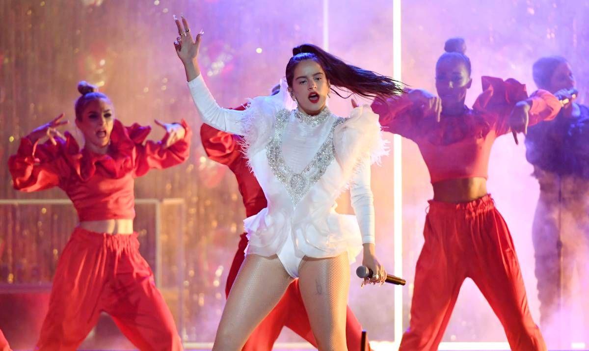 Rosalía durante su actuación en los Latin Grammy de 2018