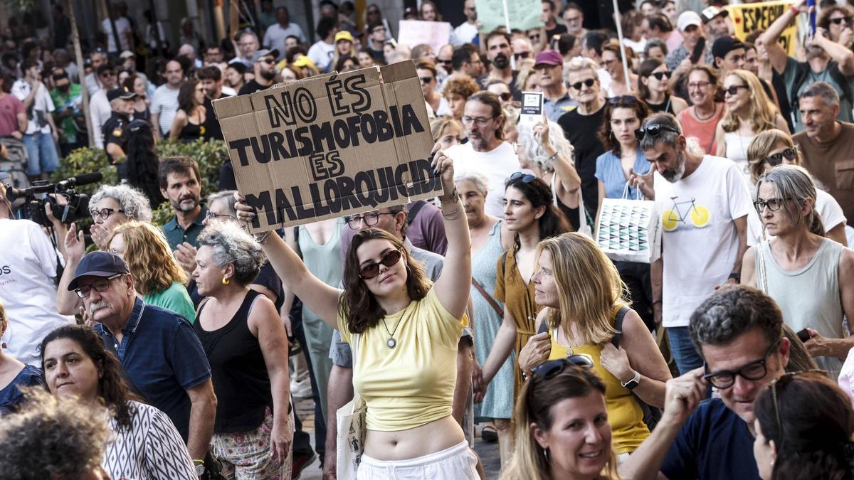 Imagen de archivo de una manifestacion multitudinaria contra la masificación turística en 2024.