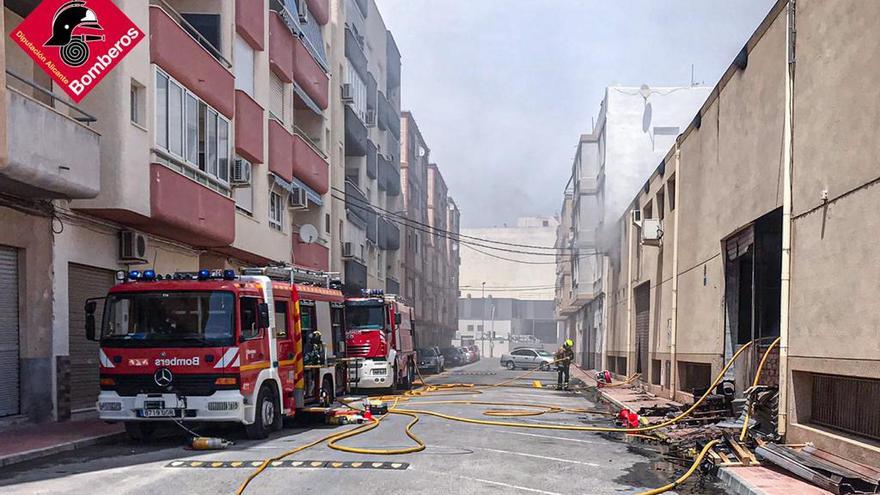 Nave de calzado incendiada este sábado en Monóvar, con bloques de viviendas justo enfrente.