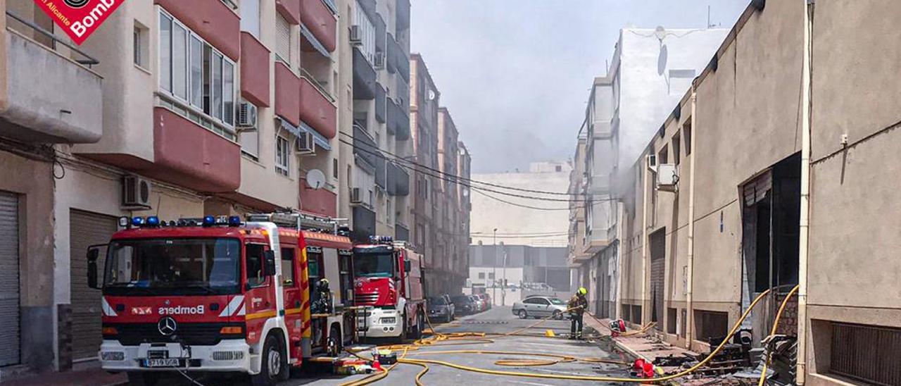 Los bomberos sofocan un incendio en una nave industrial en el casco urbano de Monóvar