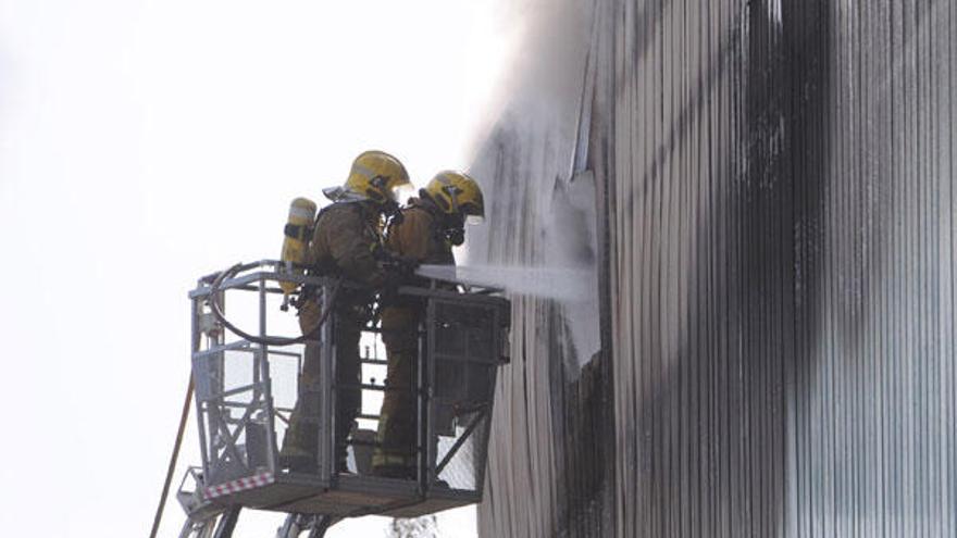 Los bomberos sofocan las llamas durante la jornada de ayer.