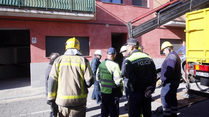 Un carrer de Torroella cedeix  i un camió es queda atrapat