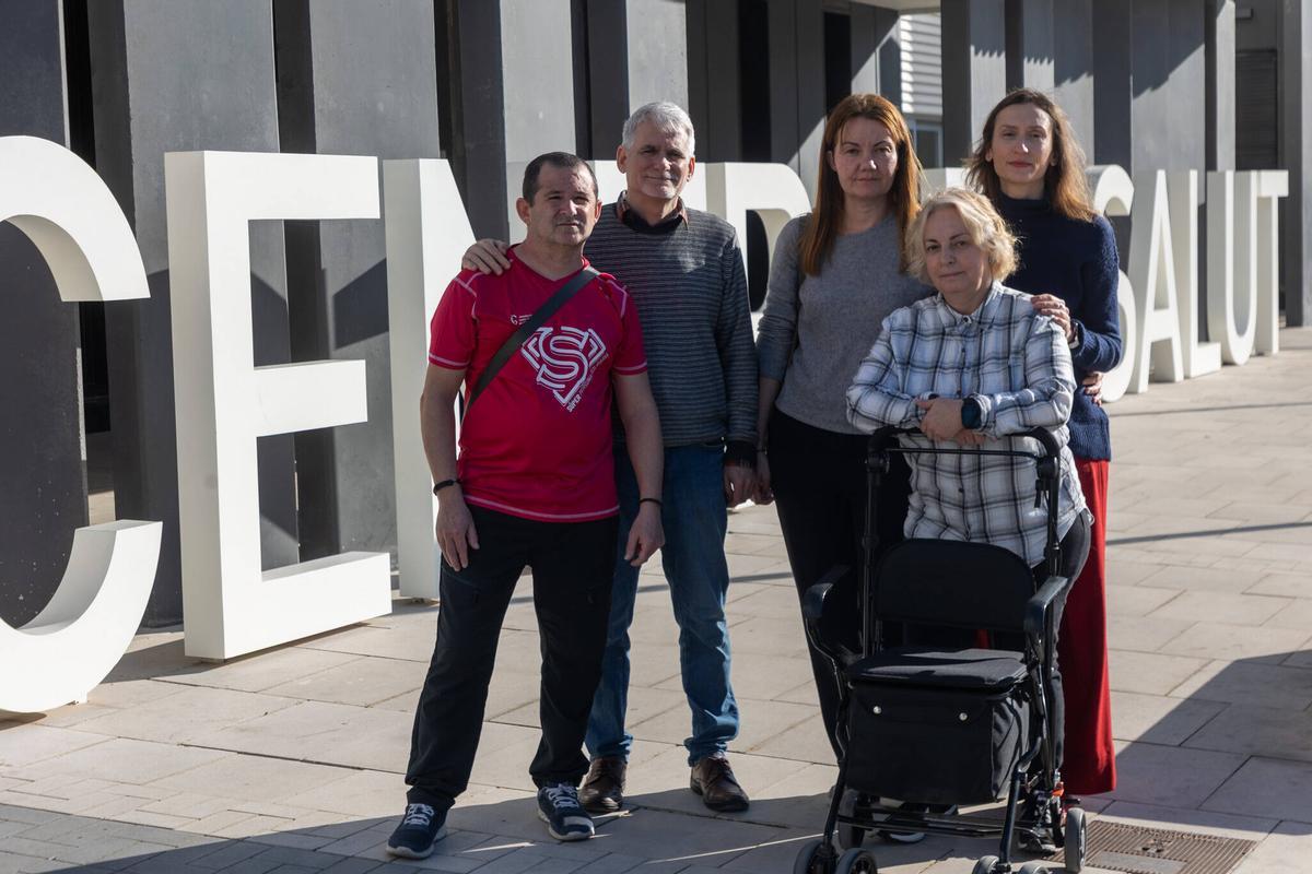 José Saiz, Vicente Ortais, Cristina Iranzo, Feli Albiñana y María García frente a un centro de salud en Campanar.