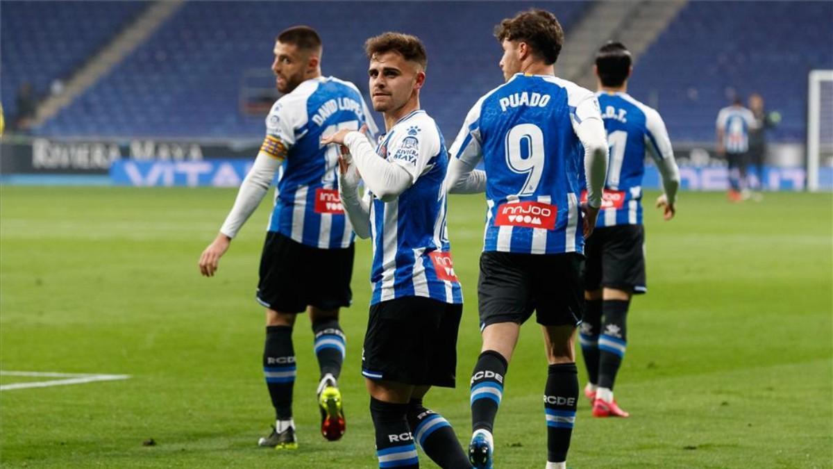 Óscar Melendo celebra un gol junto a sus compañeros.