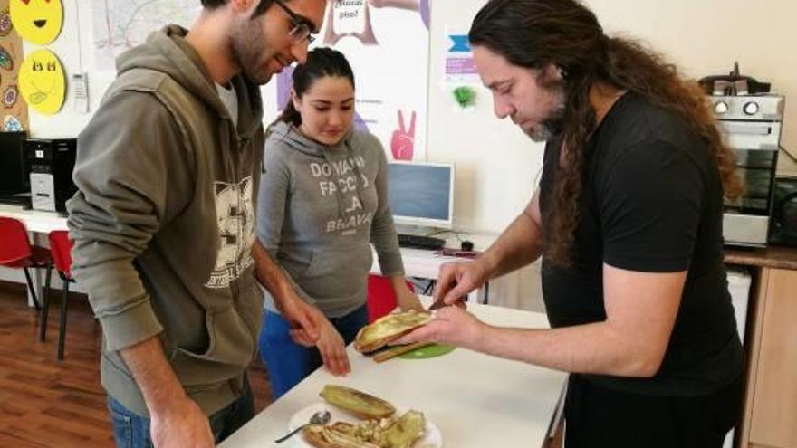 Los alumnos cocinan y aprenden en el curso de «Cocina para singles» en Carrús.