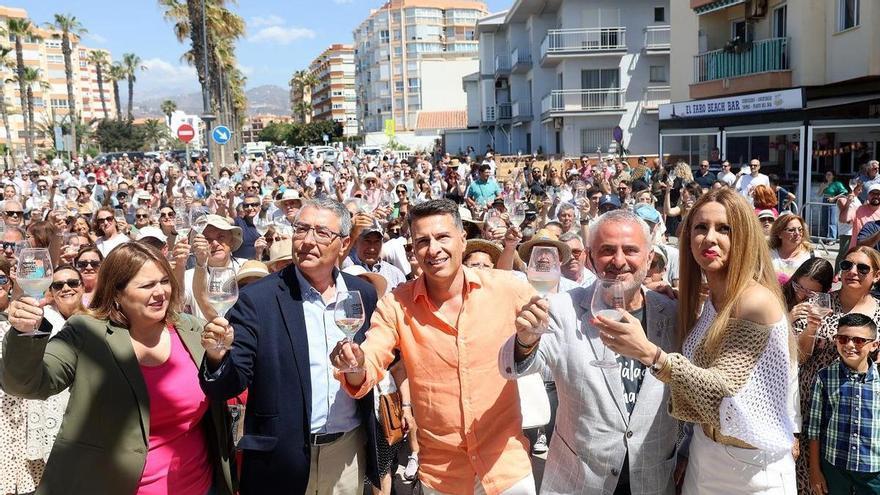 Más de un millar de personas participan en Torrox Costa de la cata junto al mar más grande del sur de Europa