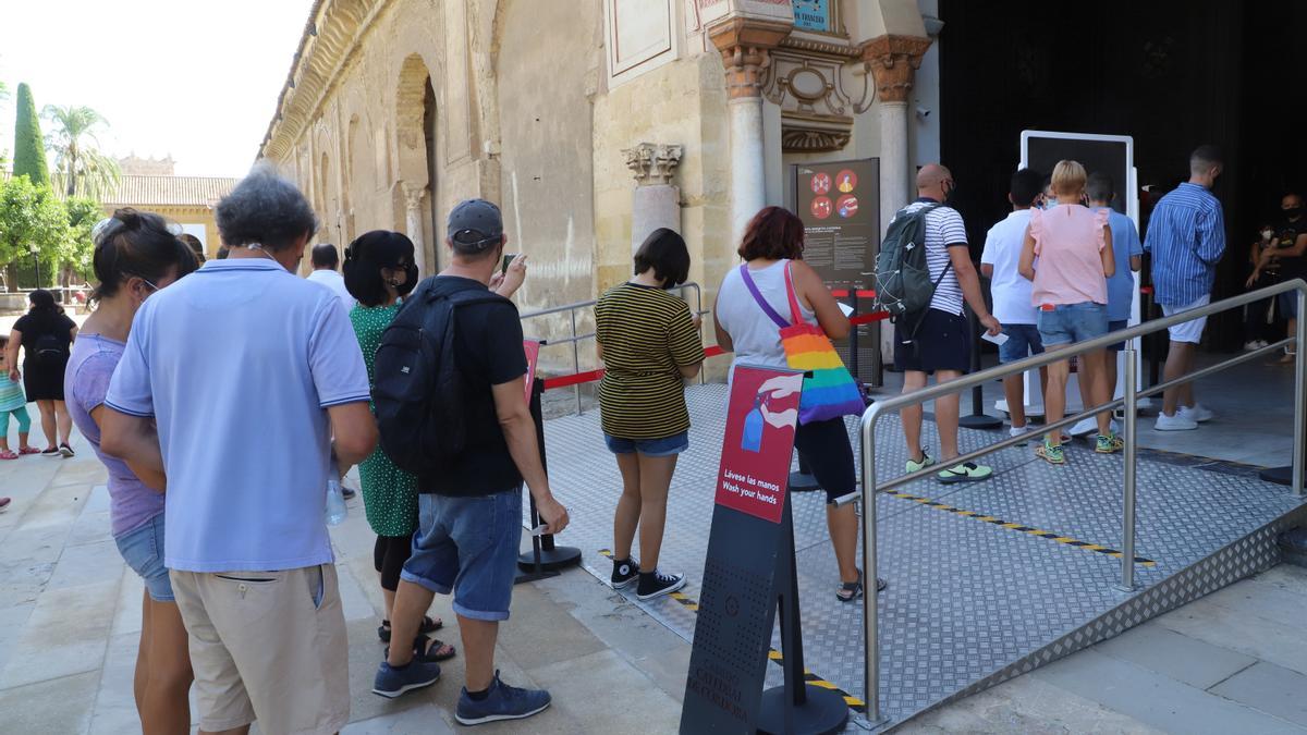 Un grupo de turistas hace cola para entrar a la Mezquita Catedral de Córdoba.