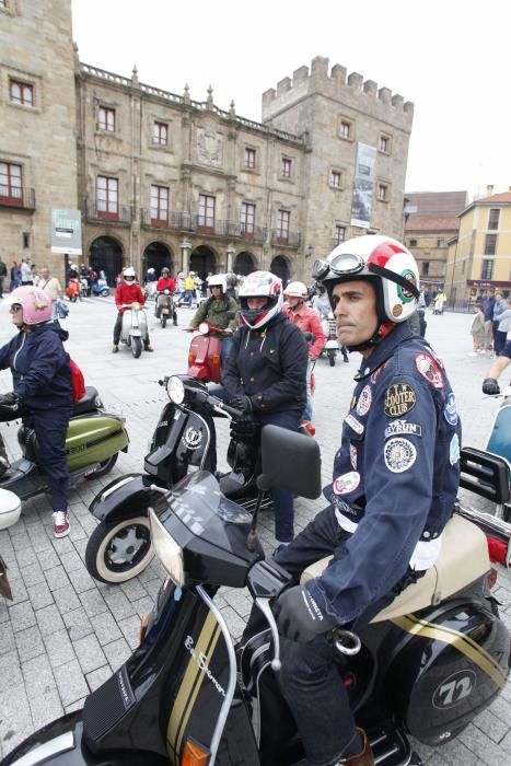 Concentración de Vespas y Lambretas en el Euroyeyé de Gijón