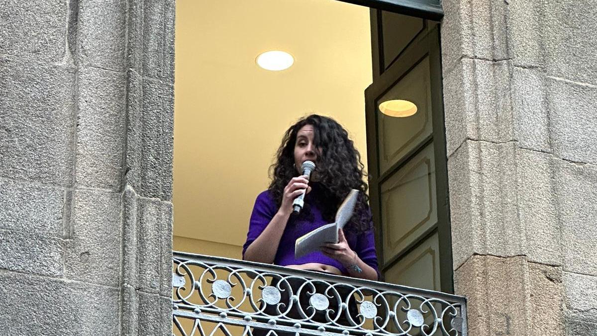 Arancha Nogueira en el balcón leyendo el manifiesto ecopoético
