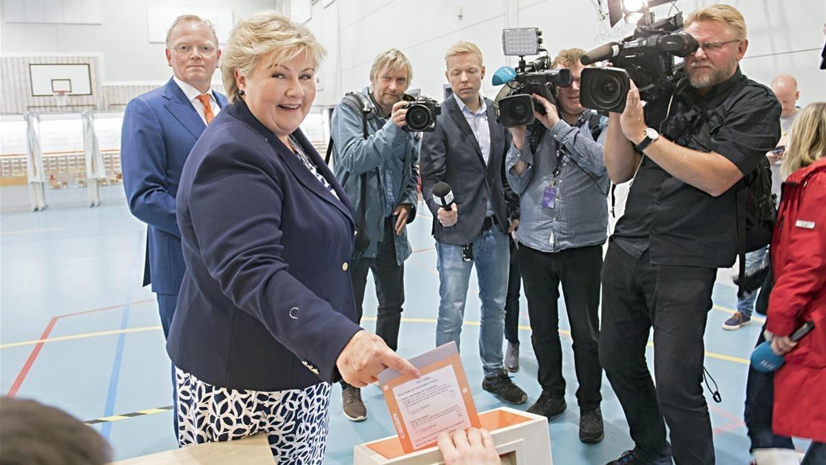 La primera ministra noruega  Erna Solberg  ejerce su derecho al voto en un colegio electoral