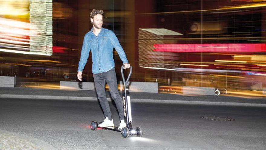 El Audi e-tron Scooter se maneja con una sola mano. AUDI