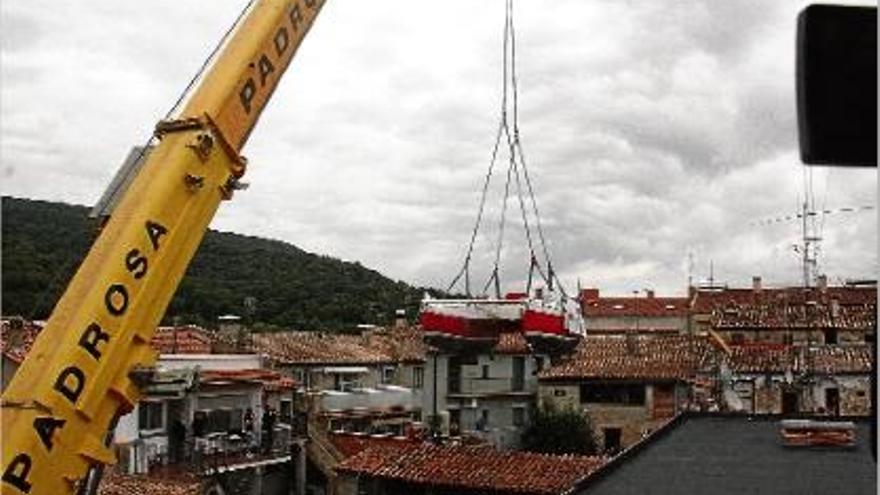 La grua aixecant el catamarà d&#039;en Pepe abans de col·locar-lo a sobre del remolc del camió, ahir al matí.