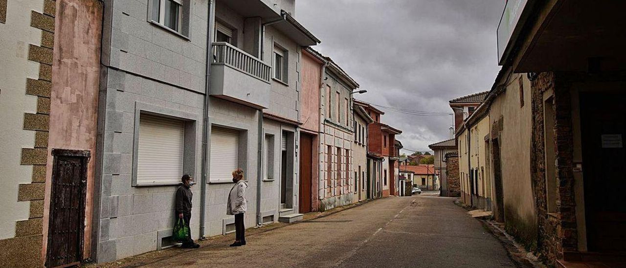 Dos mujeres charlan en un pueblo de la provincia.