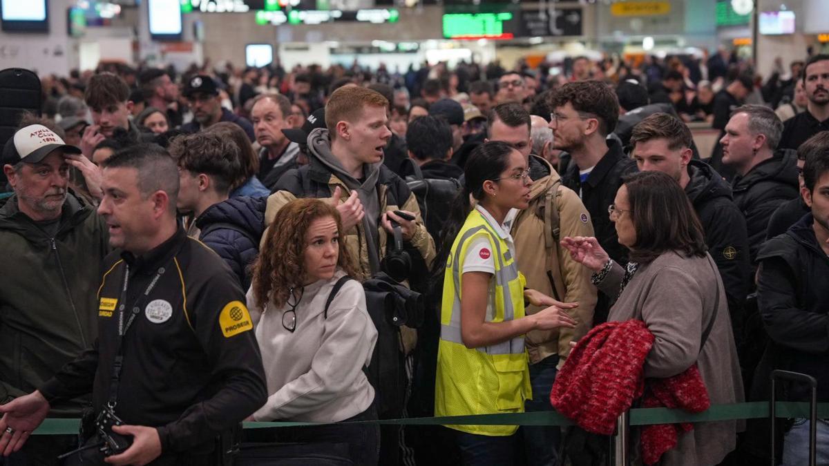 Caos y aglomeraciones en la estación de Sants
