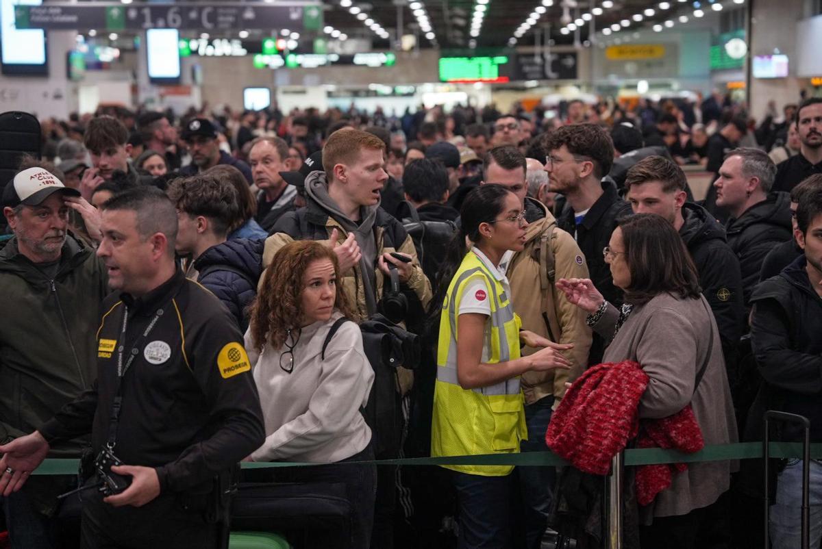 Caos y aglomeraciones en la estación de Sants