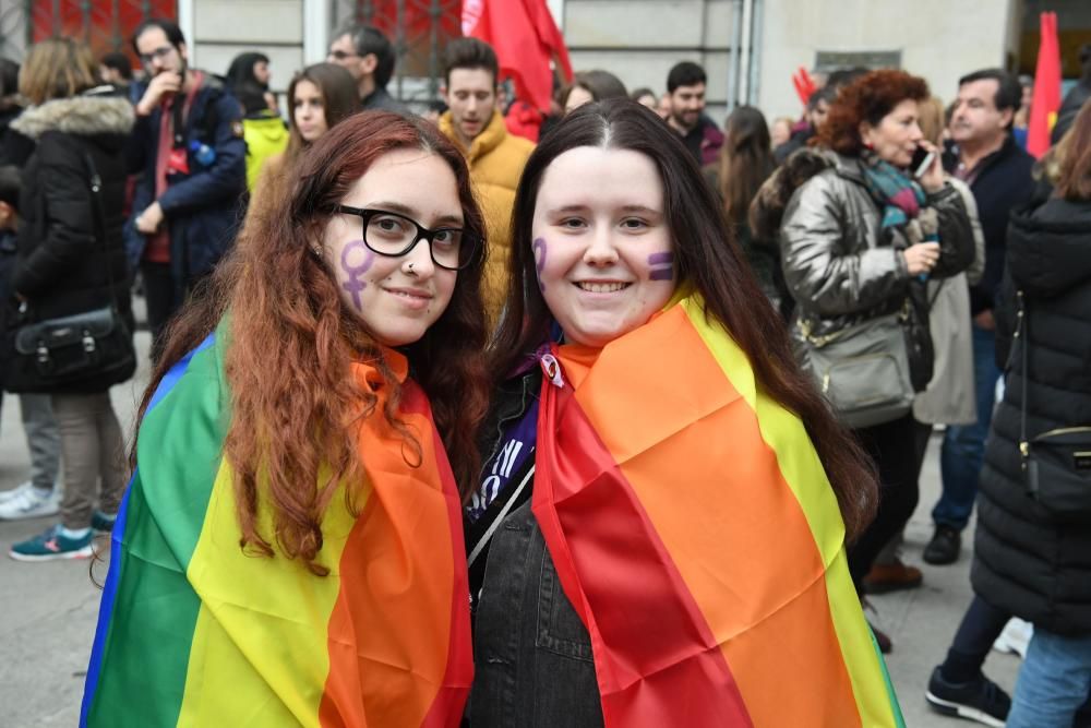 Multitudinaria participación en la marcha que ha recorrido las calles de la ciudad para denunciar las desigualdades y violencias que, en pleno siglo XXI, aún padecen las mujeres.