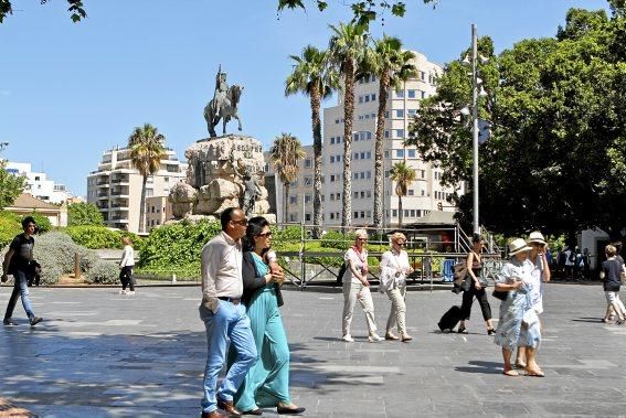 Wegkreuz, Treffpunkt, Schlafgelegenheit, Tanzparkett: Die Plaça d'Espanya ist das Herz Palmas. Ein Tag auf einem Platz im Wandel.