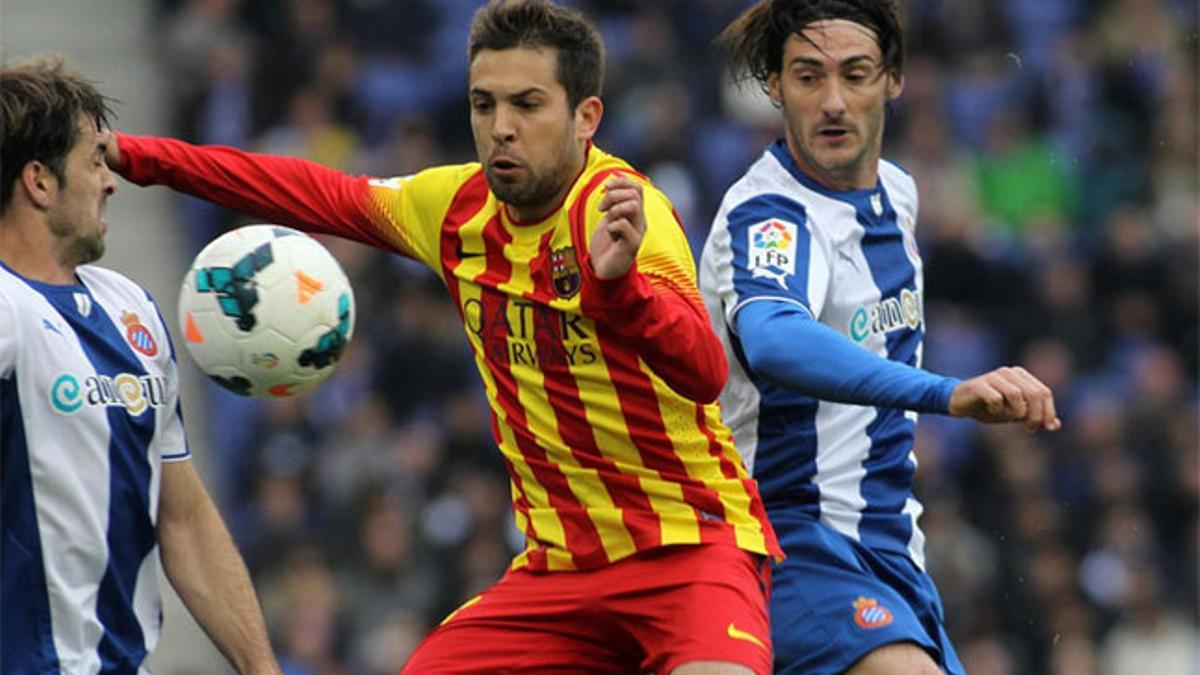 Jordi Alba y Colotto disputan el balón en el Espanyol-Barça de la Liga 2013-14